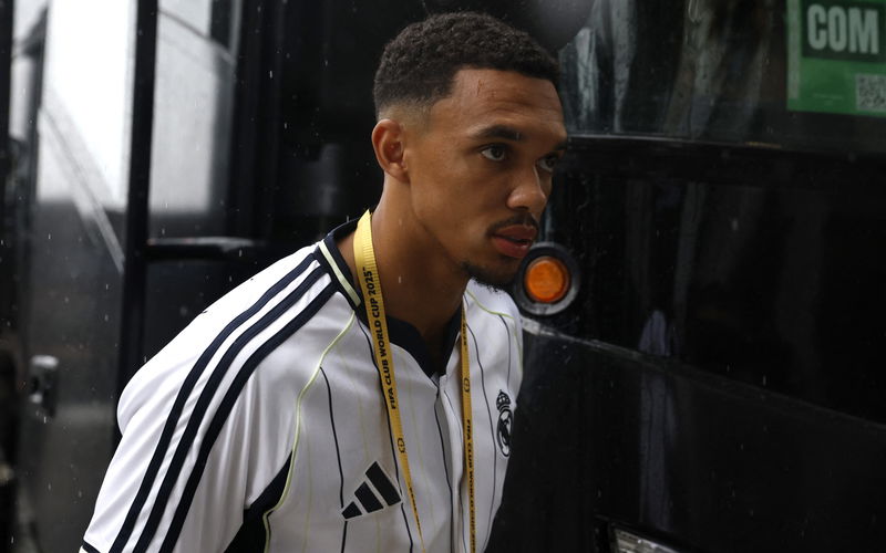 Image for Alan Shearer refuses to be drawn into comparisons between Isak and Alexander-Arnold