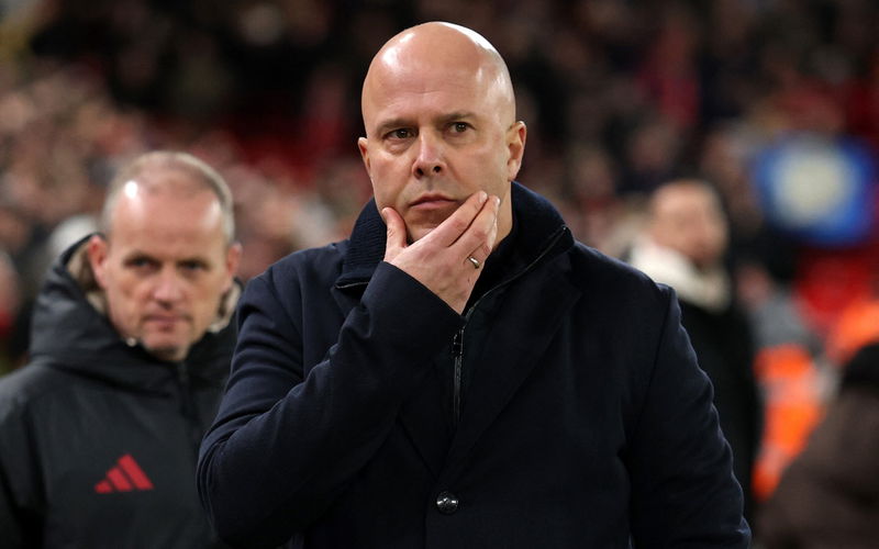 Image for Jamie Carragher explains “the conundrum” Arne Slot has over-corrected in trying to fix